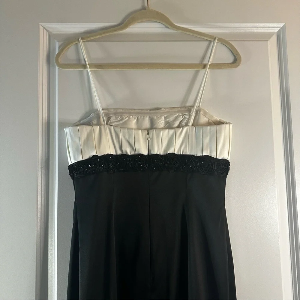 JS Collections Black & White Pleated Bodice Formal Gown Women’s Size 4 - Picture 6 of 16